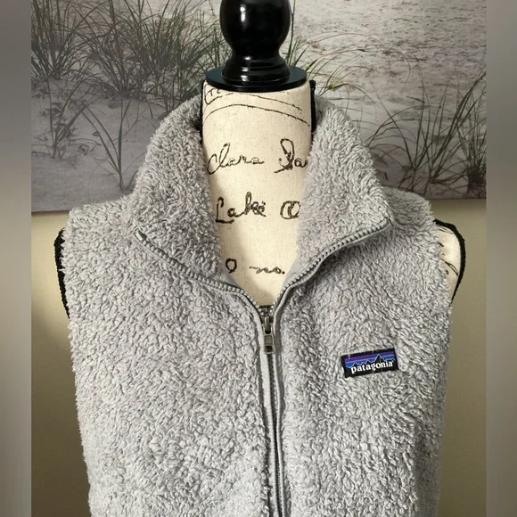 Patagonia women’s grey full zip vest, size large - Picture 7 of 8